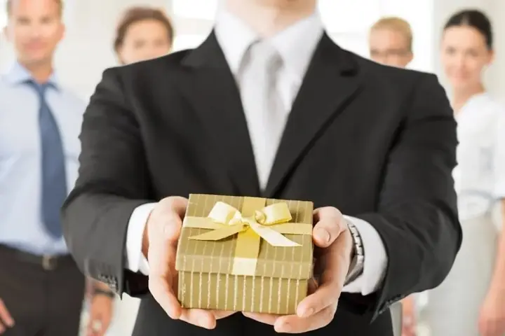 Văn hóa tặng quà trong kinh doanh: Cẩm nang giao tiếp đa quốc gia