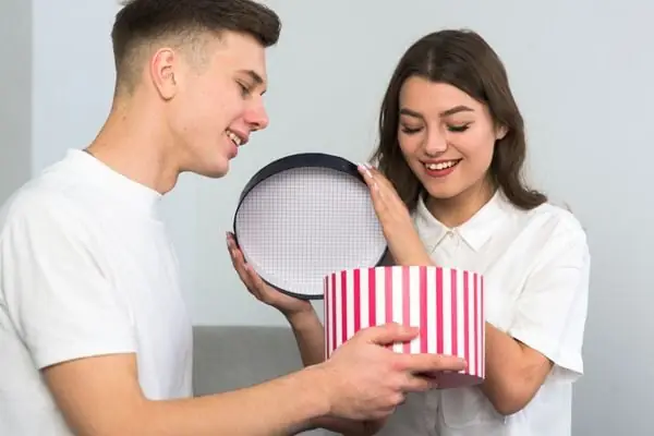 Viết Gì Khi Tặng Quà? Lời Chúc Ý Nghĩa Cho Mọi Dịp & Đối Tượng Viết Gì Khi Tặng Quà? Lời Chúc Ý Nghĩa Cho Mọi Dịp & Đối Tượng