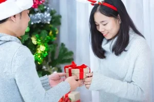Viết Gì Khi Tặng Quà? Lời Chúc Ý Nghĩa Cho Mọi Dịp & Đối Tượng
