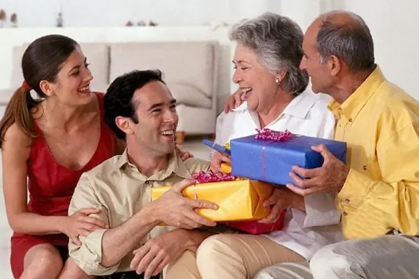 Viết Gì Khi Tặng Quà? Lời Chúc Ý Nghĩa Cho Mọi Dịp & Đối Tượng Viết Gì Khi Tặng Quà? Lời Chúc Ý Nghĩa Cho Mọi Dịp & Đối Tượng