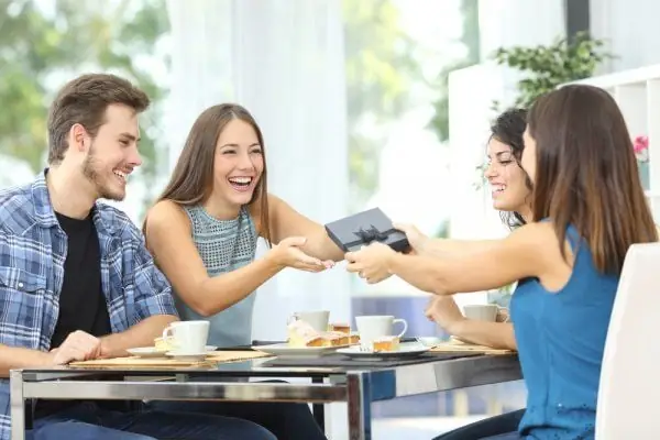Viết Gì Khi Tặng Quà? Lời Chúc Ý Nghĩa Cho Mọi Dịp & Đối Tượng Viết Gì Khi Tặng Quà? Lời Chúc Ý Nghĩa Cho Mọi Dịp & Đối Tượng
