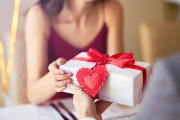 Viết Gì Khi Tặng Quà? Lời Chúc Ý Nghĩa Cho Mọi Dịp & Đối Tượng Viết Gì Khi Tặng Quà? Lời Chúc Ý Nghĩa Cho Mọi Dịp & Đối Tượng