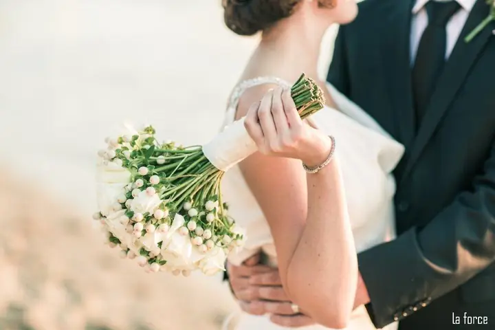 Vợ tặng quà cho chồng: Gợi ý chọn quà ý nghĩa và bất ngờ