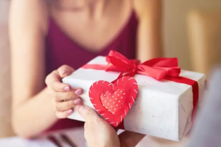 Ý Nghĩa Tặng Quà Ngày Valentine: Biểu Tượng Tình Yêu Vĩnh Cửu