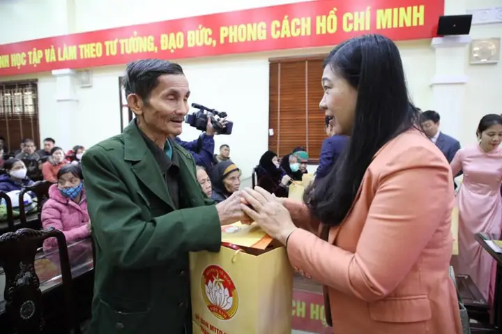 Ý Nghĩa Tặng Quà Tết Cho Người Nghèo: Hướng Dẫn Chia Sẻ Đúng Cách Ý Nghĩa Tặng Quà Tết Cho Người Nghèo: Hướng Dẫn Chia Sẻ Đúng Cách